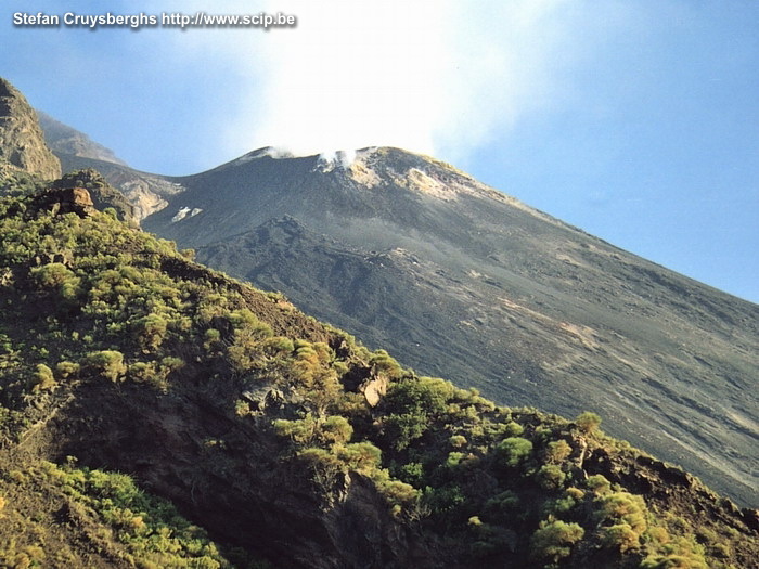 Stromboli Bijna op de top. Na een 3 uur stappen bereiken we de top. Van zodra het donker is, kunnen we genieten van het prachtige schouwspel van de uitbarstingen in de lager gelegen krater van de Stromboli. Stefan Cruysberghs